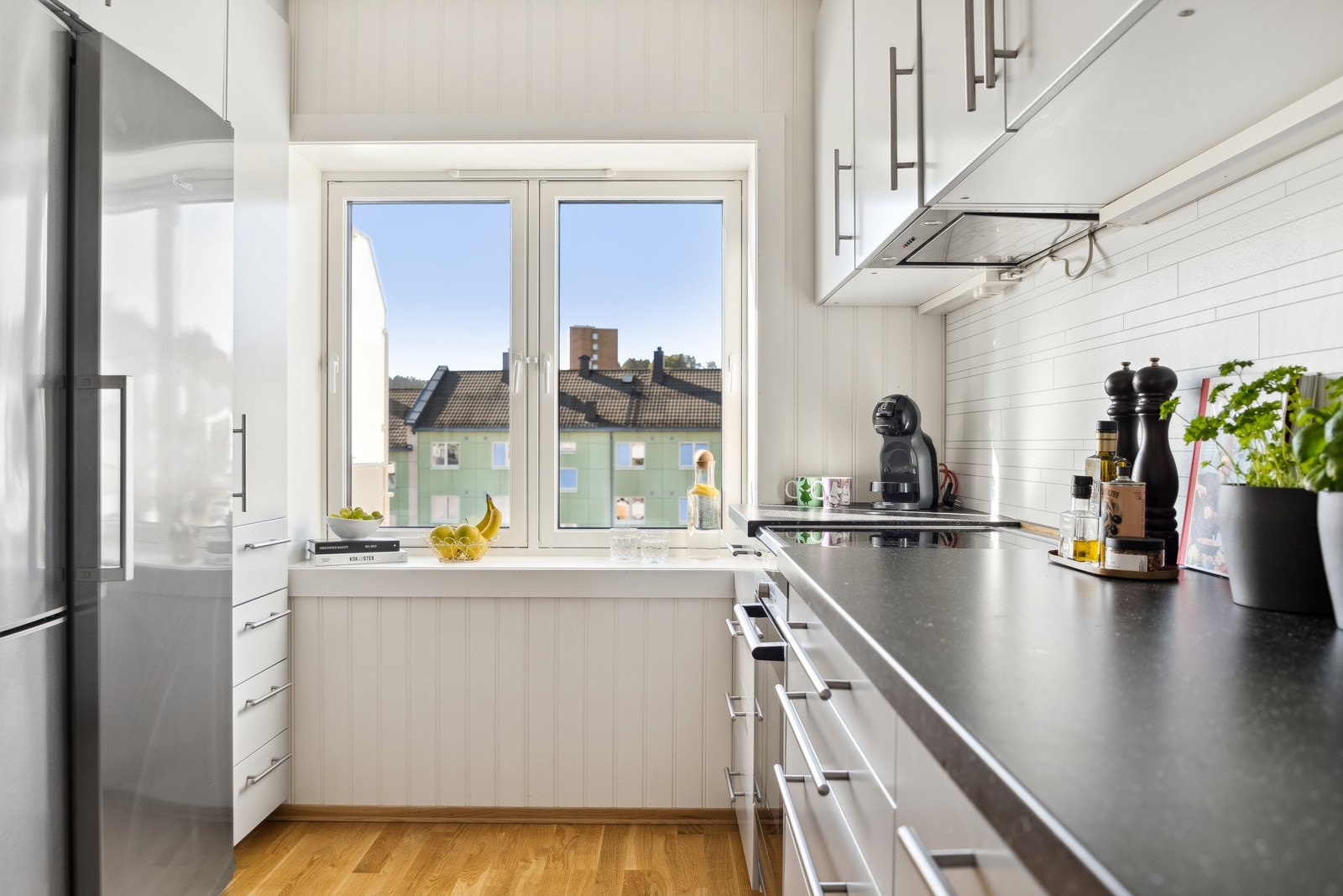 Kjøkkenet får godt med naturlig lysinnslipp. Galleribilde