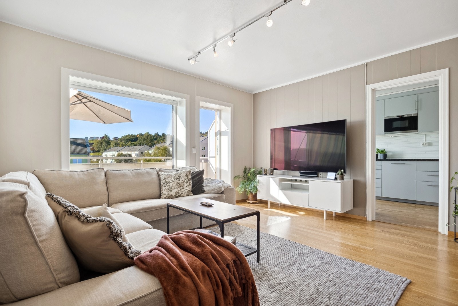 Stilren og innbydende andelsleilighet med en flott beliggenhet i et populært borettslag på Byåsen. Leiligheten ligger i 3. etasje og har en herlig balkong med gode solforhold. Galleribilde