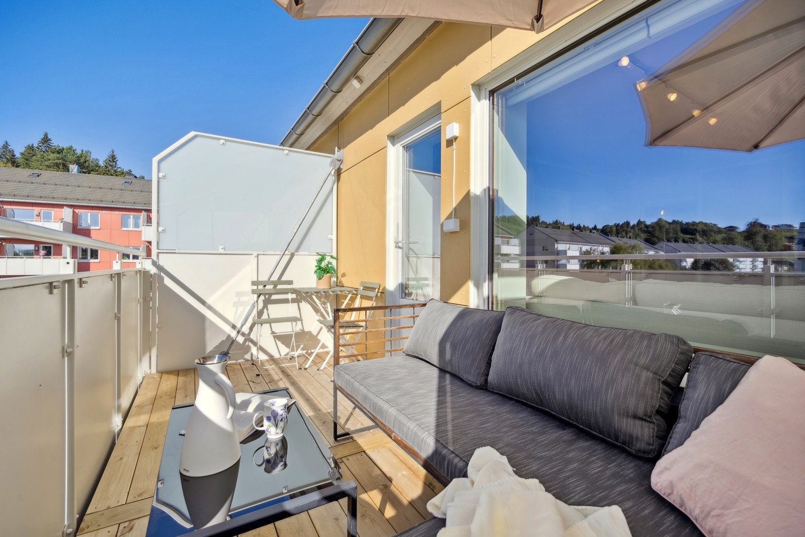 Leiligheten befinner seg i toppetasjen og har en herlig sørvendt veranda med gode solforhold. Galleribilde