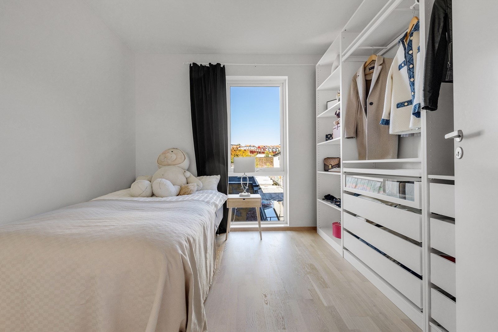 Soverom II også av god størrelse med masse skapplass Galleribilde