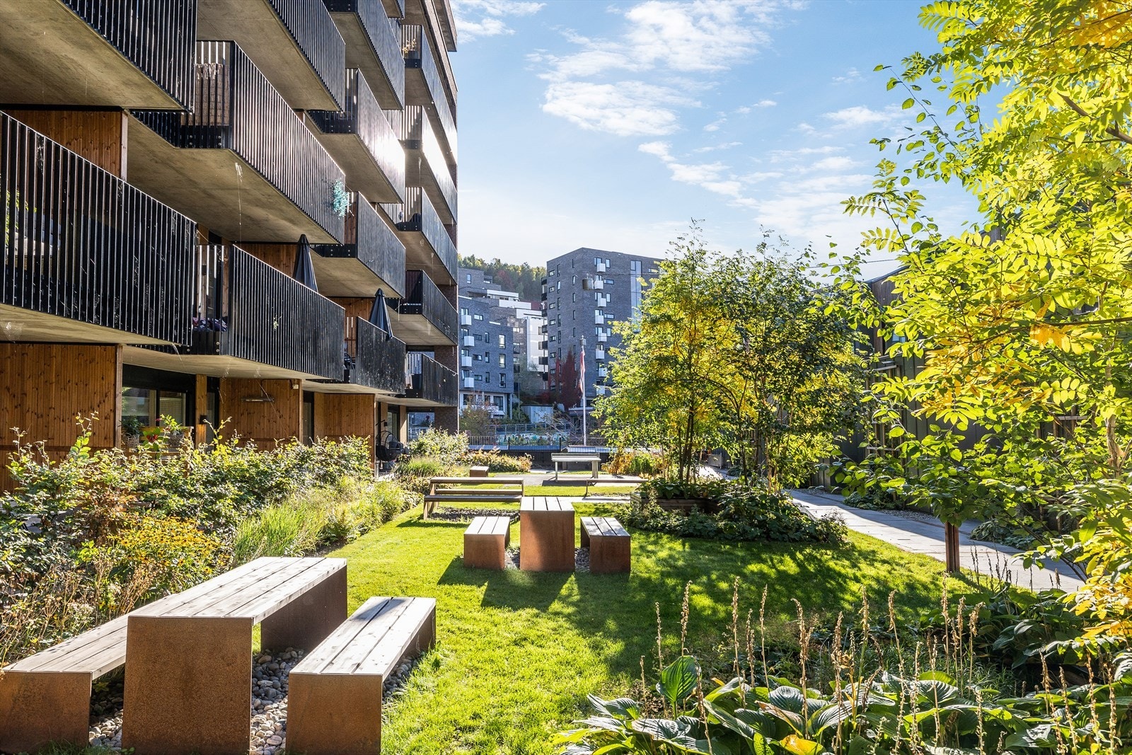 Nydelige fellesarealer og beplantning mellom byggene - Dette området
bør oppleves! Galleribilde