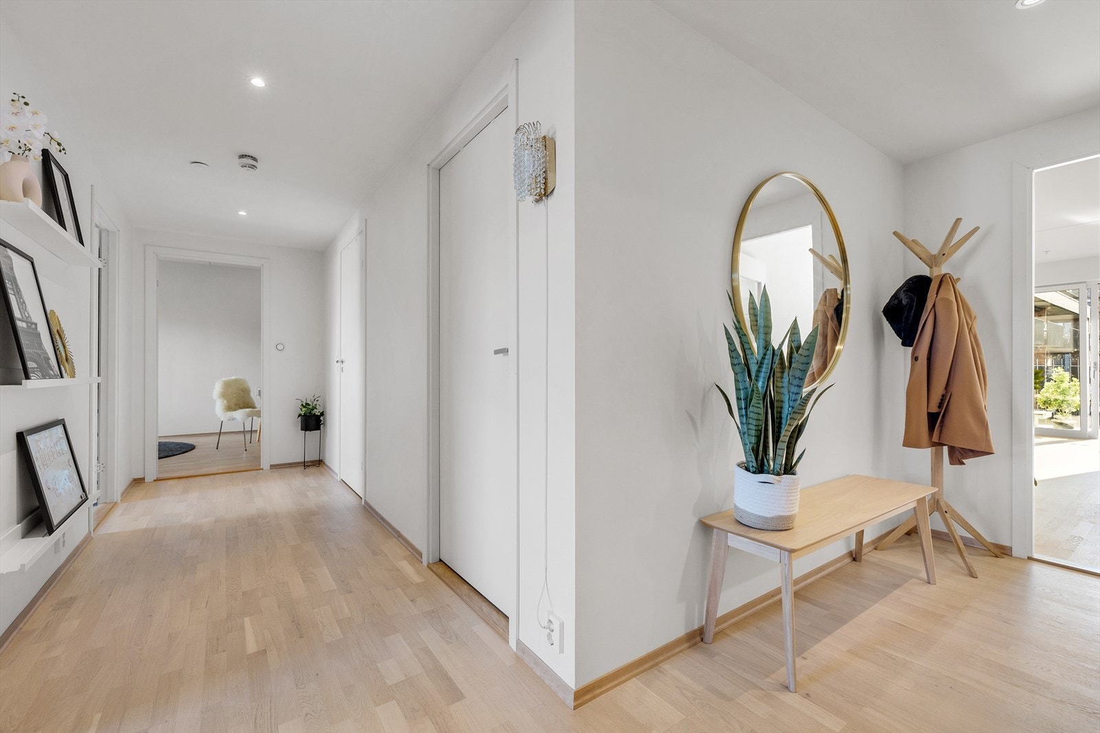 Romslig gang/entré Galleribilde