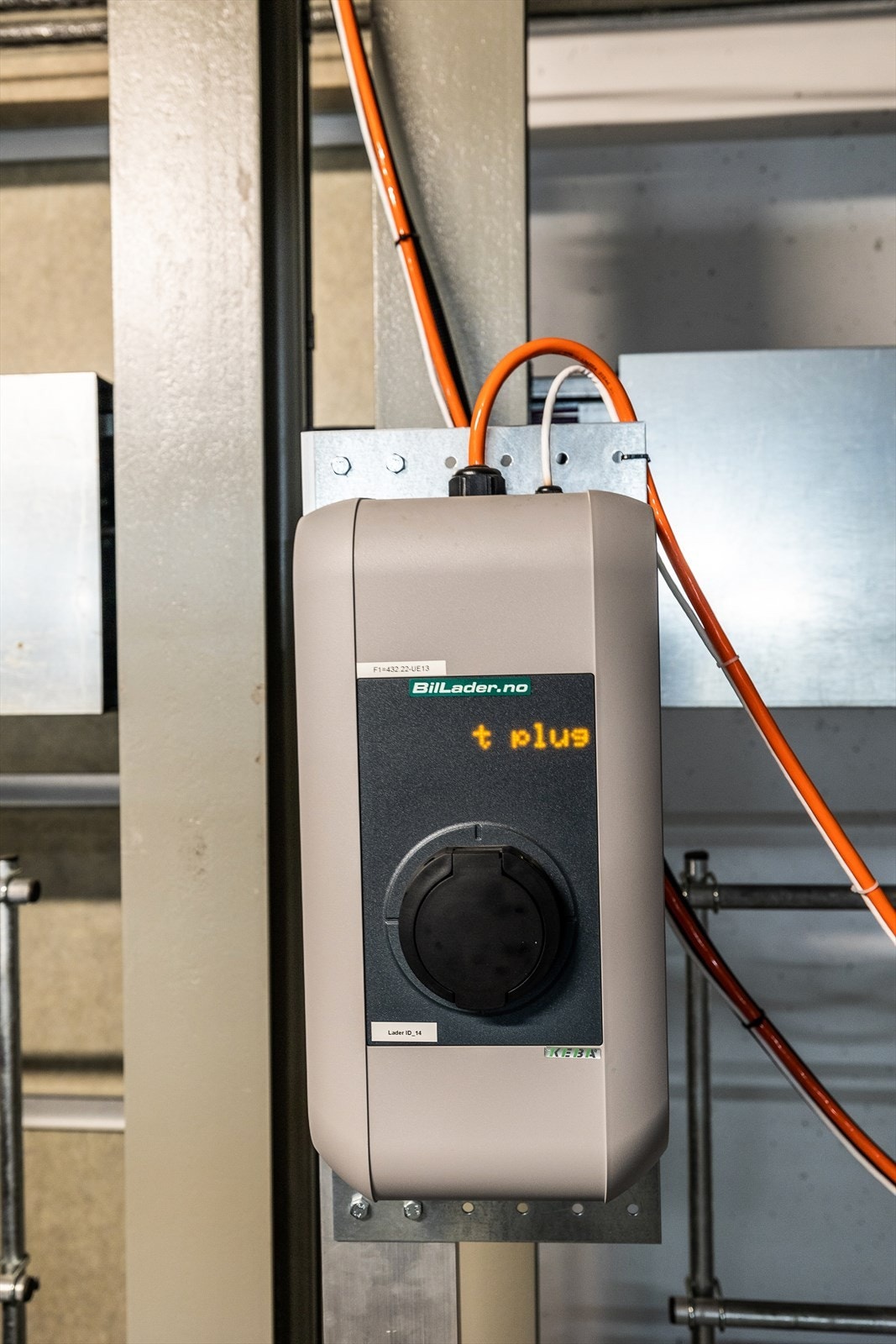 P-plass med Elbil lader Galleribilde