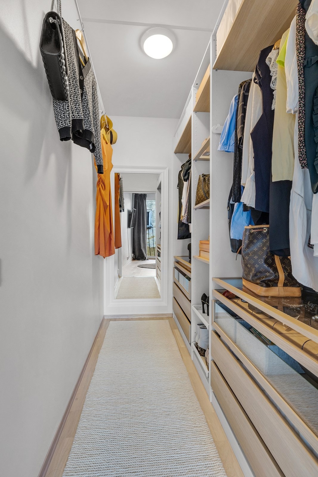 Romslig walk-in fra hovedsoverom Galleribilde