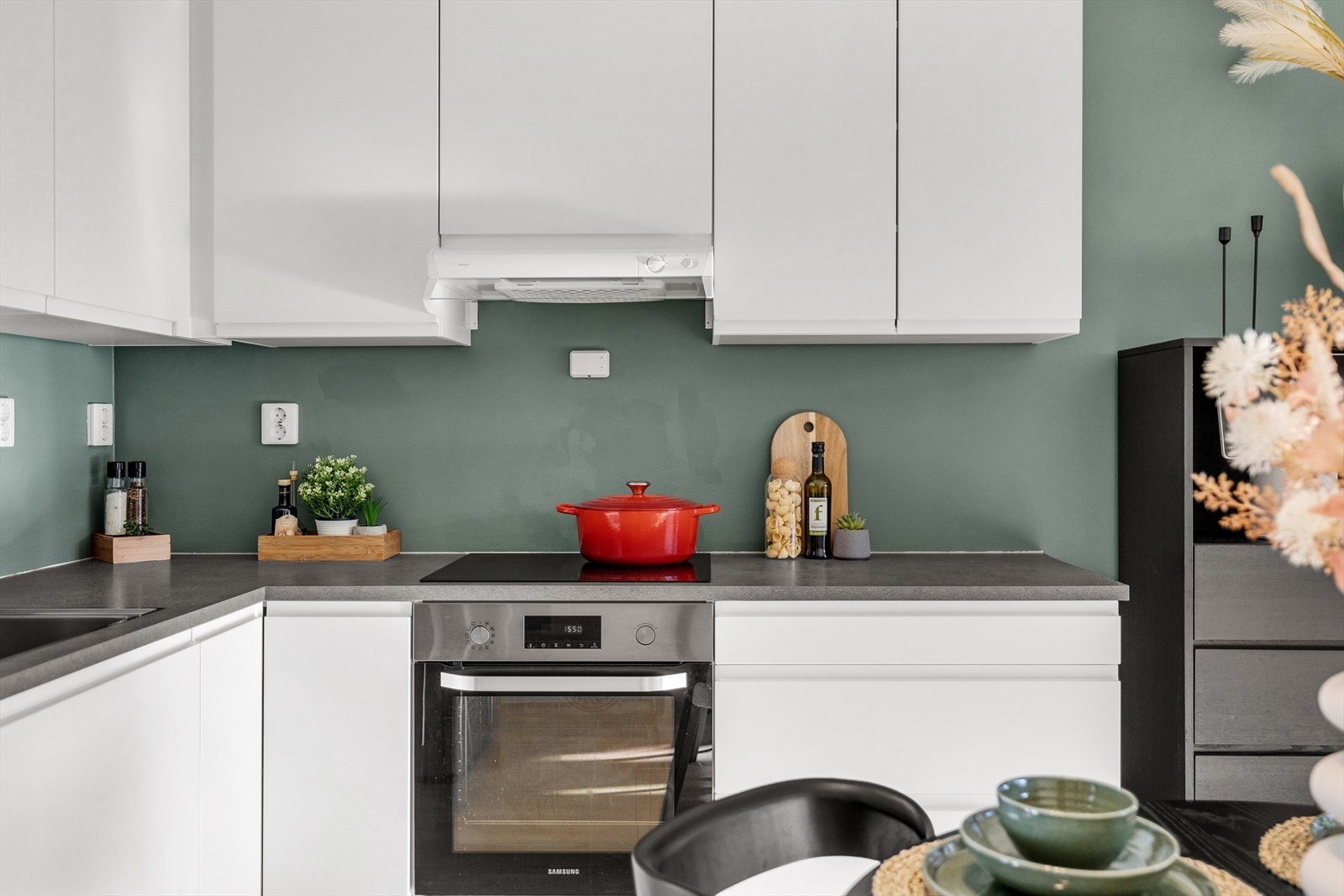 Integrerte hvitevarer og godt med skap og benkeplass Galleribilde