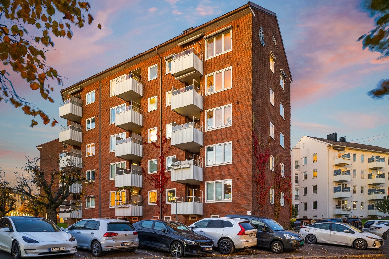 Borettslaget har ca 83 parkeringsplasser som tildeles etter venteliste. Leieprisen er 700,- per mnd og 900,- for plass med lademulighet. Galleribilde