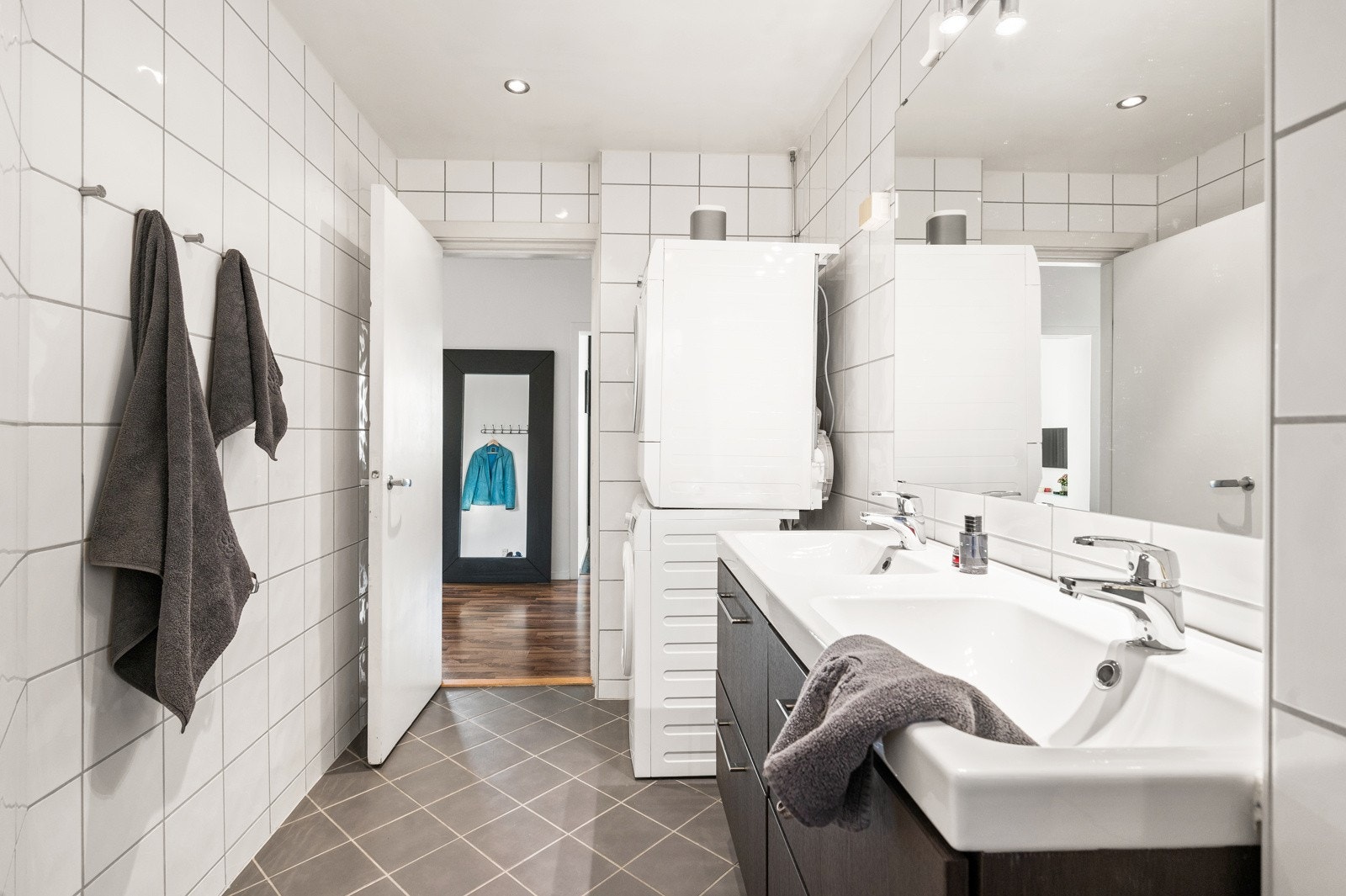 Det er opplegg for vaskemaskin og strømuttak til tørketrommel i søyle. Galleribilde