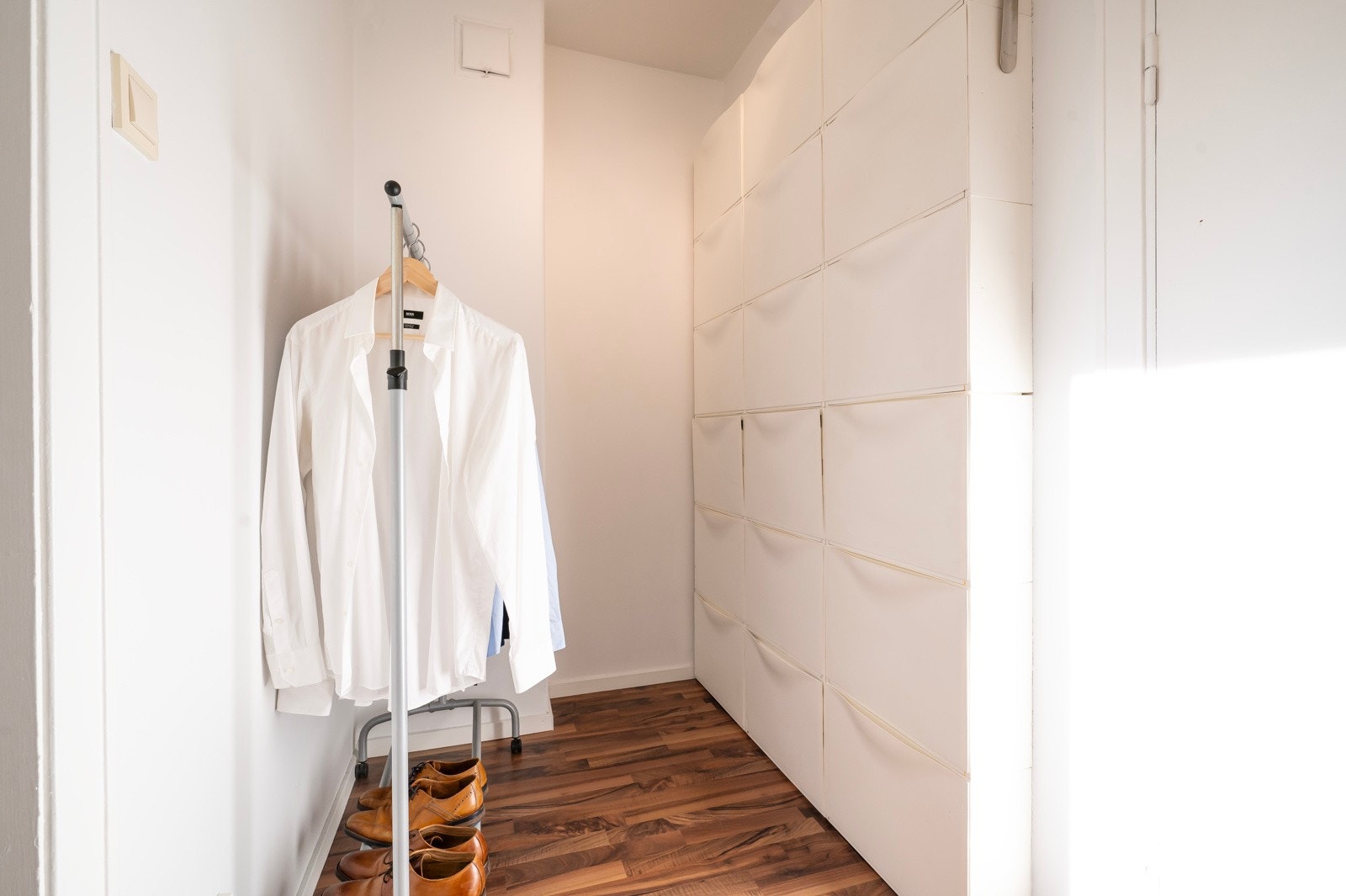 Omkledningsrom med god lagringsplass. Galleribilde