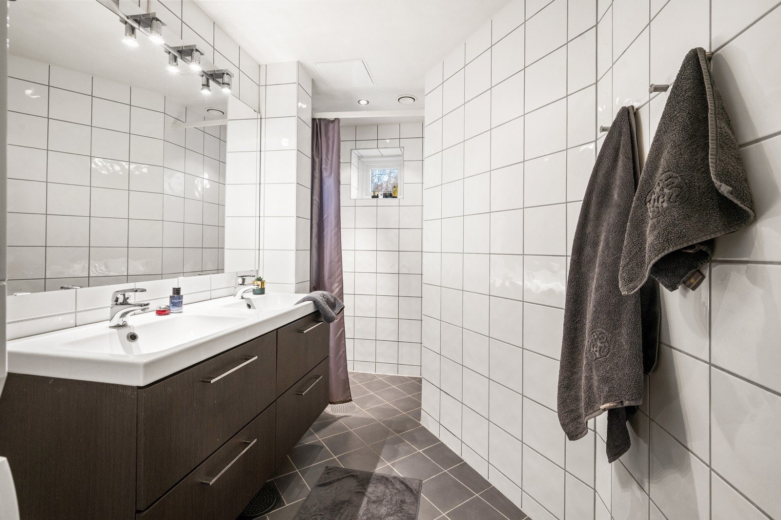 Delikat flislagt bad med varmekabler i gulv og downlights i himling. Galleribilde