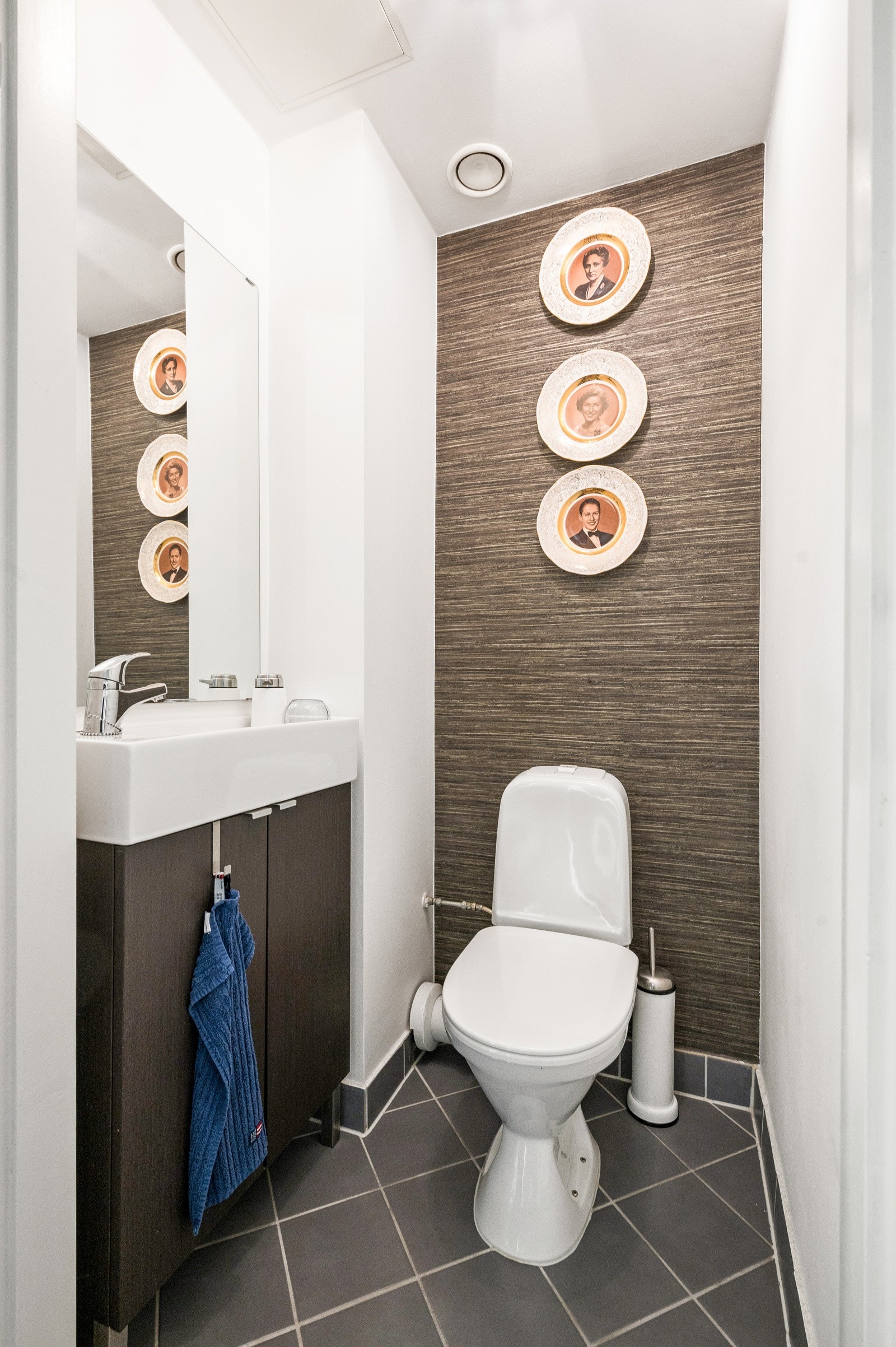 Separat toalettrom med fliser på gulv, moderne baderomsinnredning og gulvstående klosett. Galleribilde