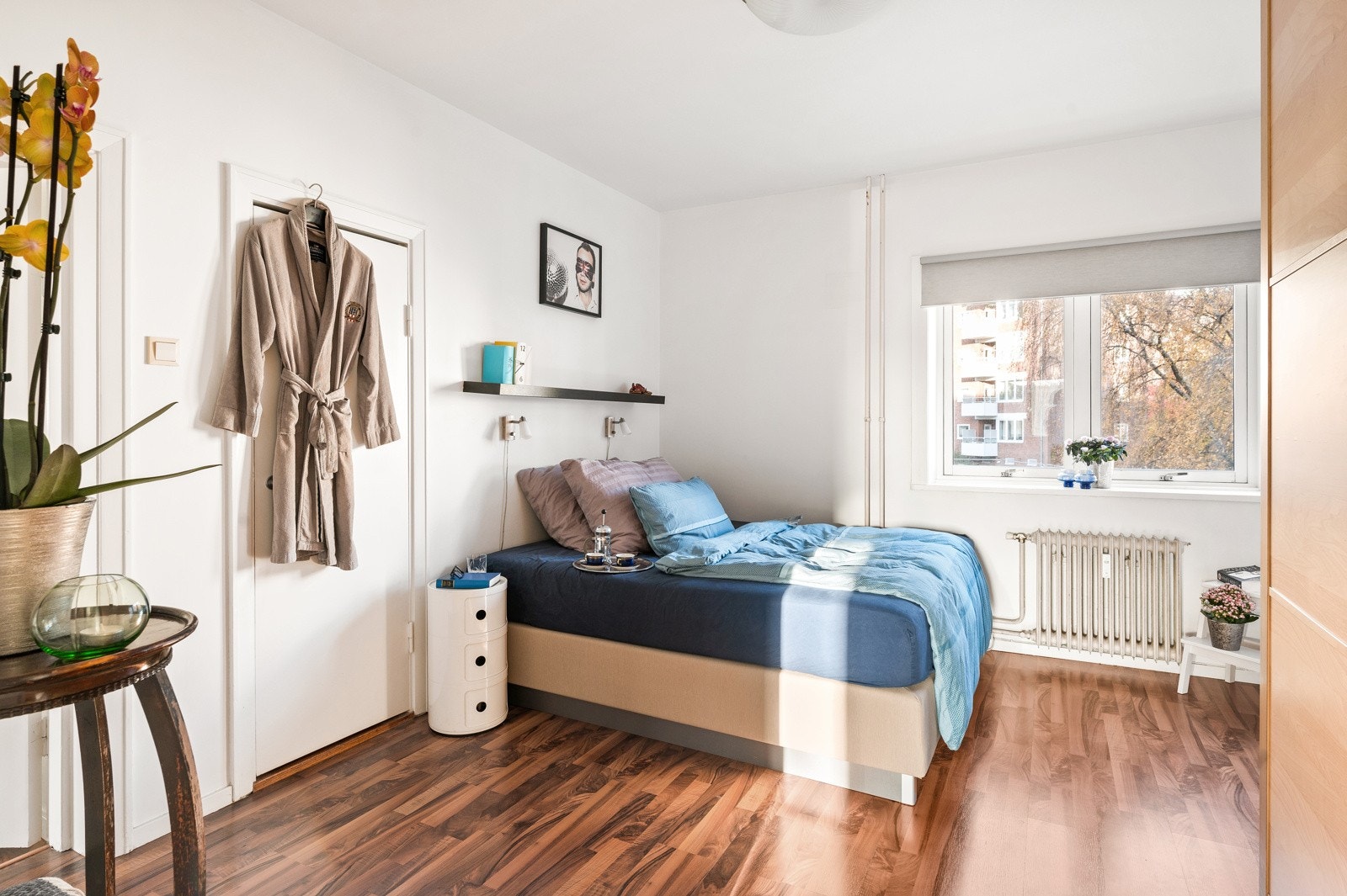 Meget romslig hovedsoverom med god plass til dobbeltseng og tilhørende nattbord. Galleribilde