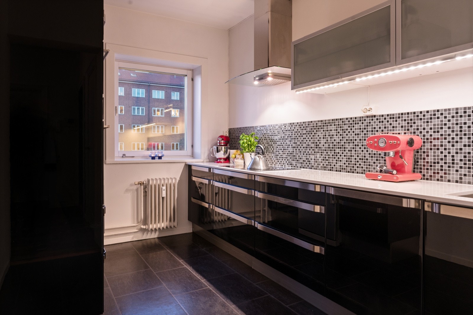 Separat kjøkken med god arbeidsplass i form av skap- og benkeplass. Galleribilde