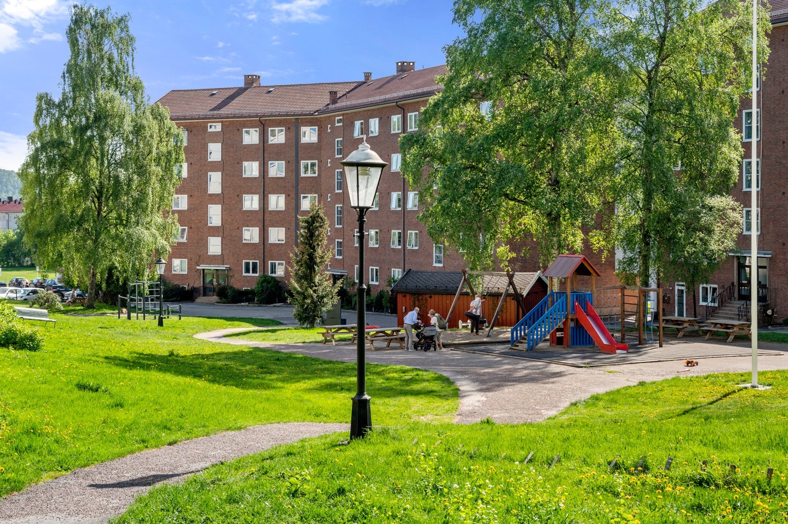 Pent opparbeidede fellesarealer med gressplen, hyggelige sittegrupper, asfalterte internveier og diverse beplantning. Galleribilde