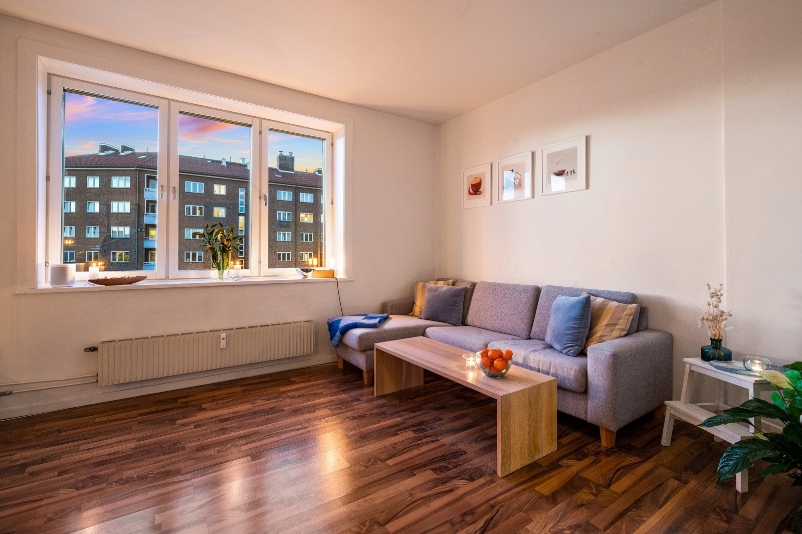 Leiligheten er gjennomgående med store vindusflater på to sider. Galleribilde