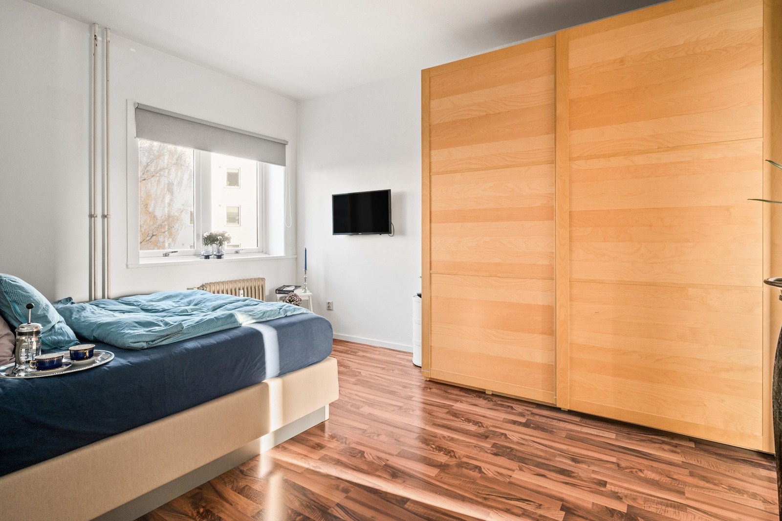 Hovedsoverommet er innredet med stor skyvedørsgarderobe. Galleribilde