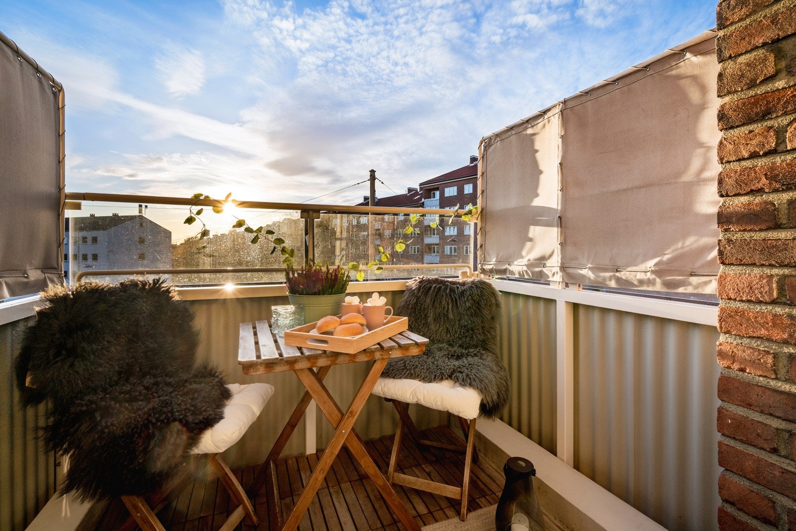 Skjermet balkong med fritt utsyn og gode solforhold. Galleribilde