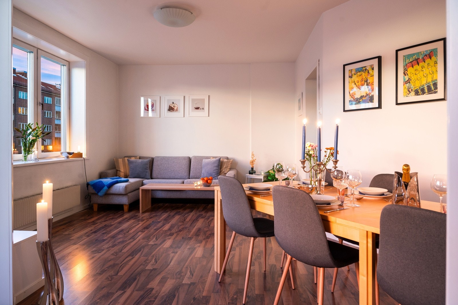 Stuen gir god plass til sofagruppe og stort spisebord. Galleribilde