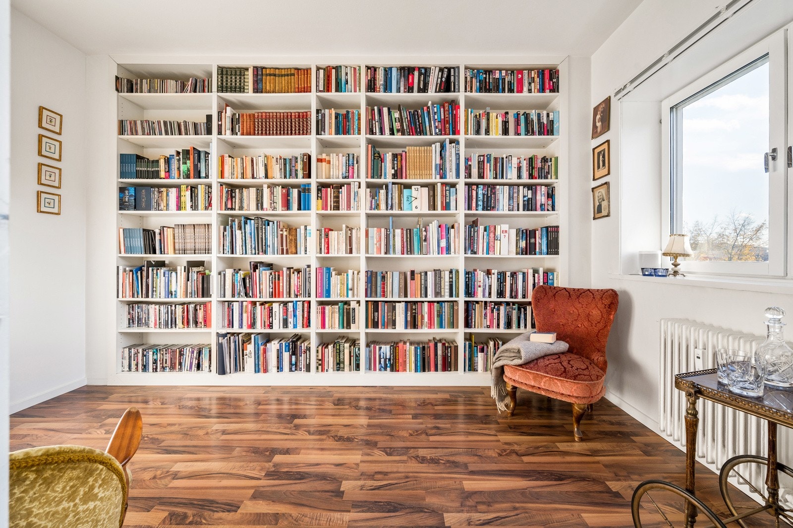 Soverom II er innredet med stor innebygd bokhylle. Disse kan enkelt fjernes ved behov. Galleribilde