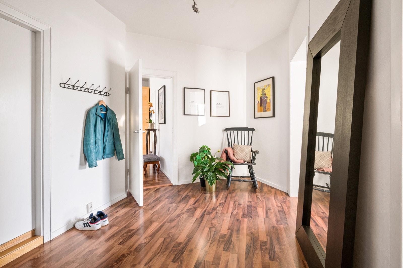 Entréen er meget romslig og gir god plass til oppbevaring av yttertøy og sko. Galleribilde