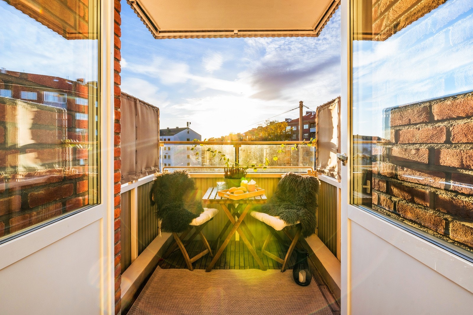 Utgang fra stuen til sydvestvendt balkong på ca. 4,3 kvm. Galleribilde