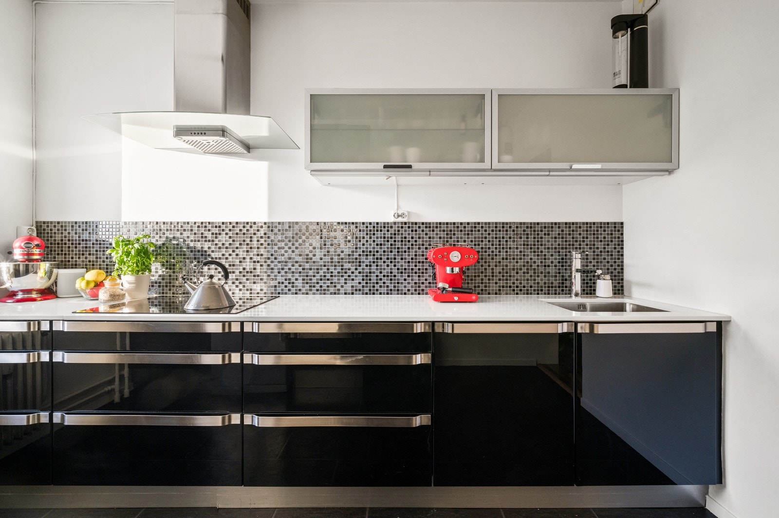 Tidsriktig kjøkkeninnredning fra 2012 med slette folierte fronter og stein benkeplate. Galleribilde