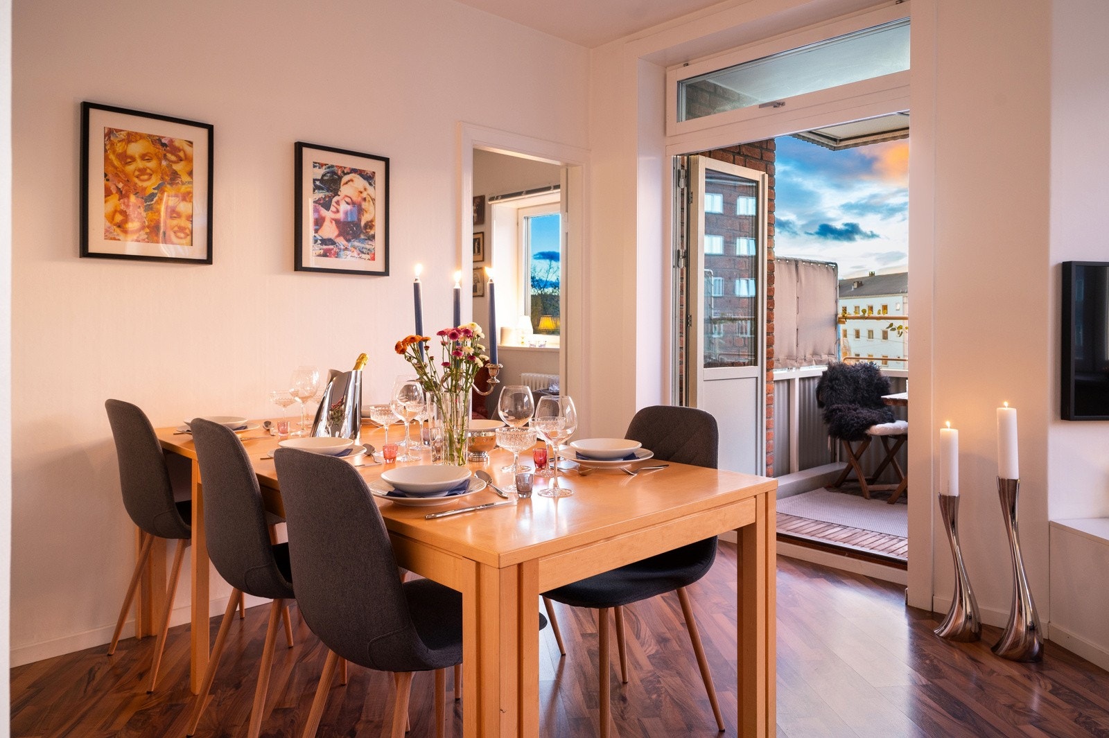 Lys og romslig stue med fantastisk lysinnslipp. Galleribilde