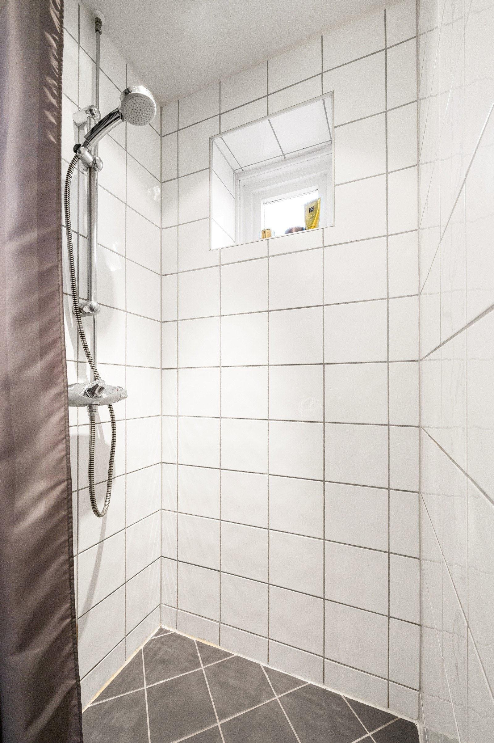 Dusjnisje med forheng. Galleribilde