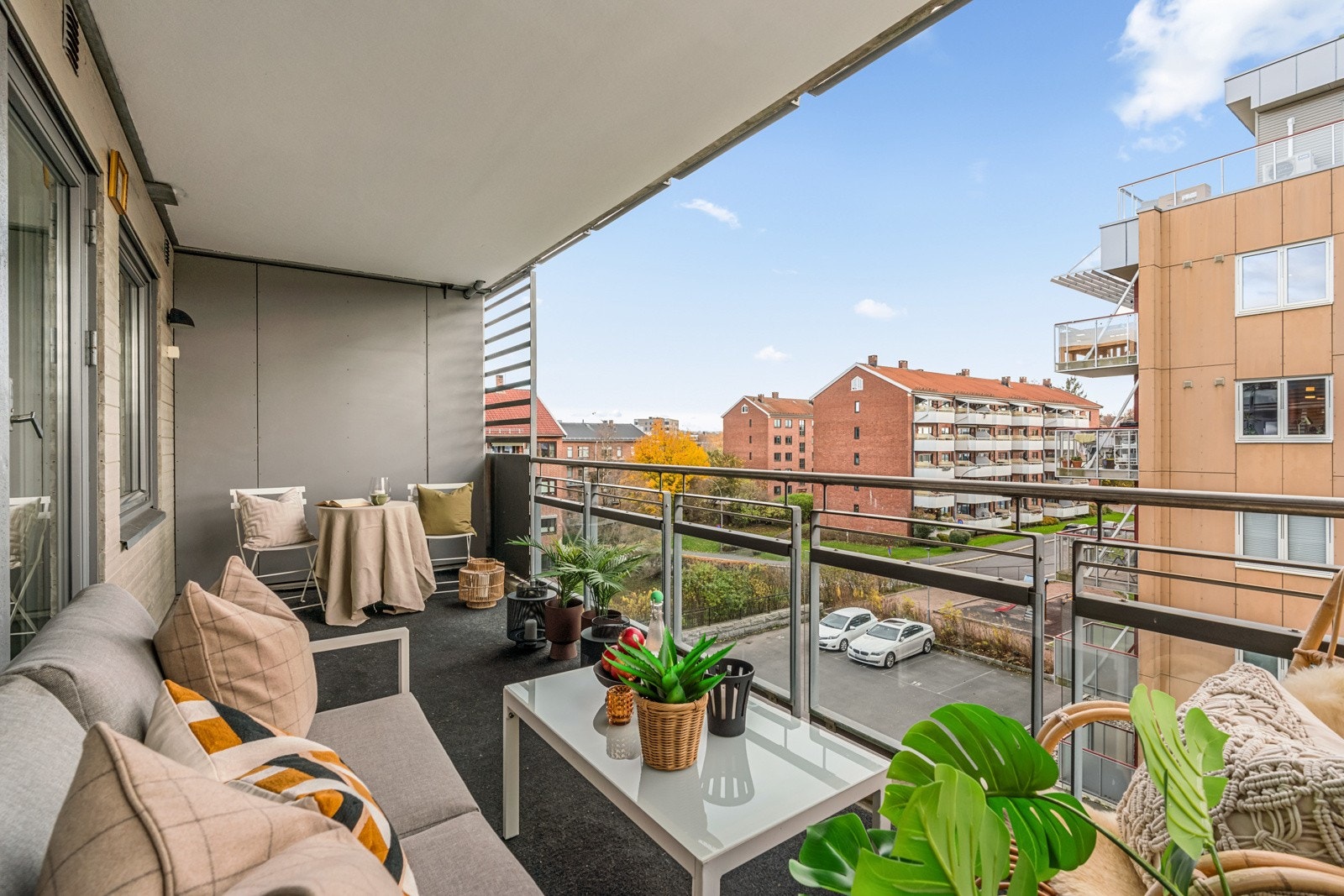 Balkongen er på 12 kvm og har meget god plass til møblement og grill Galleribilde