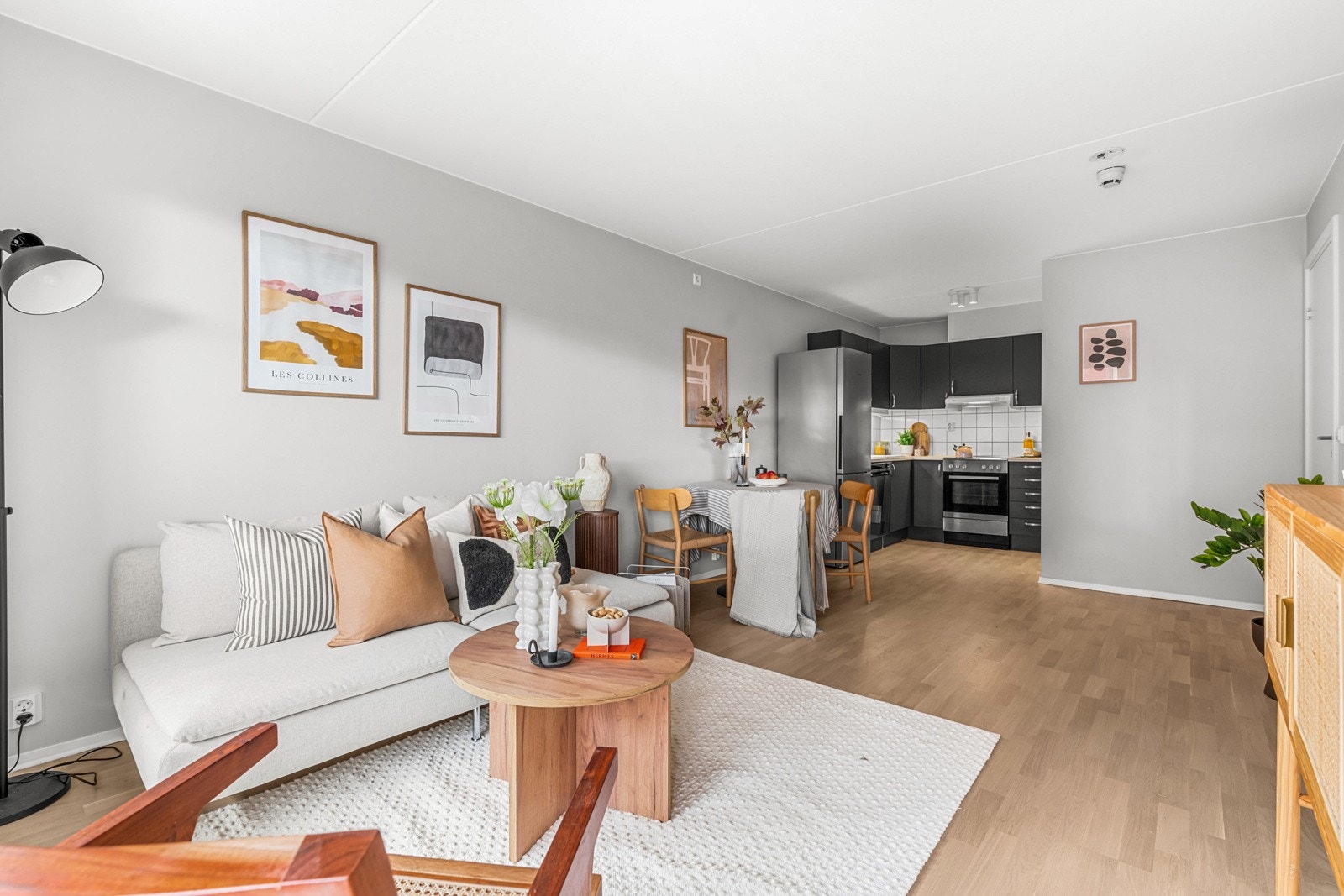 Stuen har god plass til både spisebord og sofakrok Galleribilde