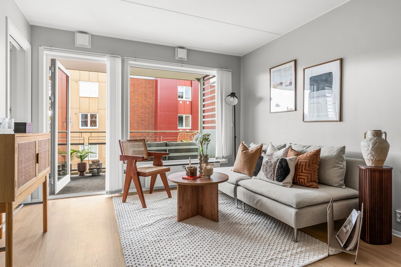 Store vindusflaer slipper inn godt med naturlig lys Galleribilde