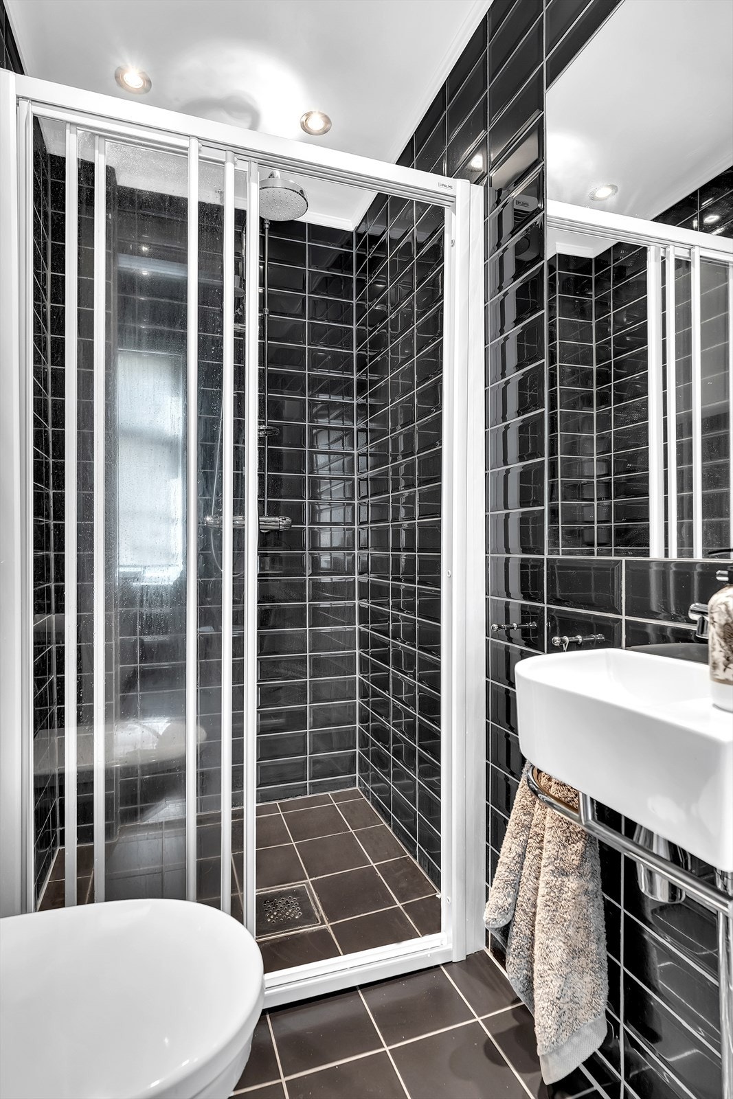 Baderom med toalett, servant og dusj i hovedplan. Galleribilde