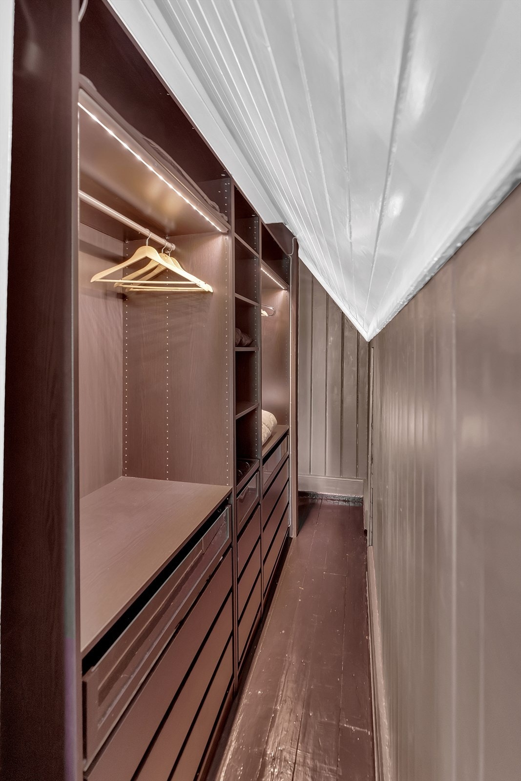 Gjestesuite og hovedsoverom har walk in wardrobe. Galleribilde