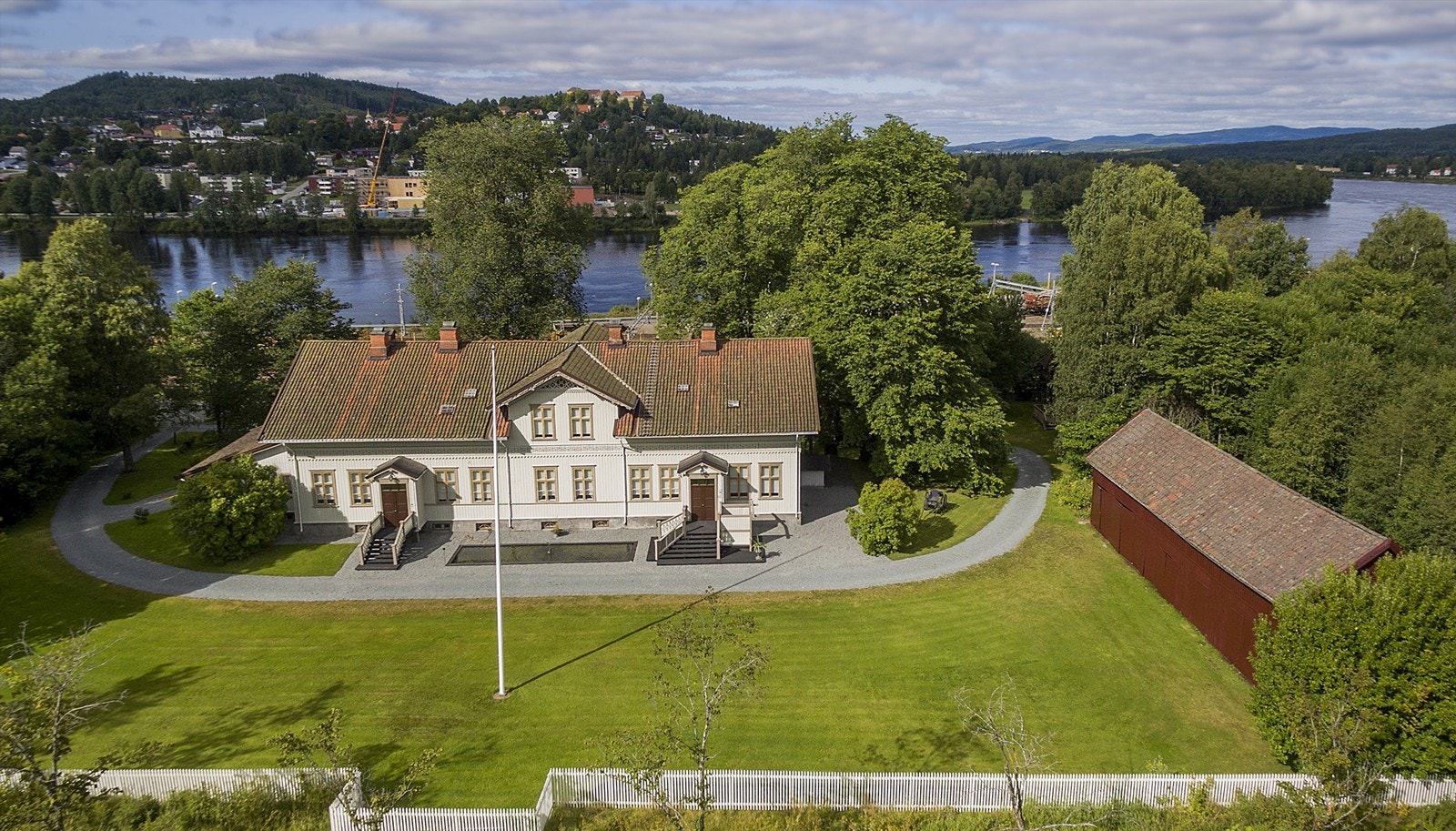 Eiendommen ligger solrikt til med utsikt til Glomma og historiske Kongsvinger festning. Galleribilde