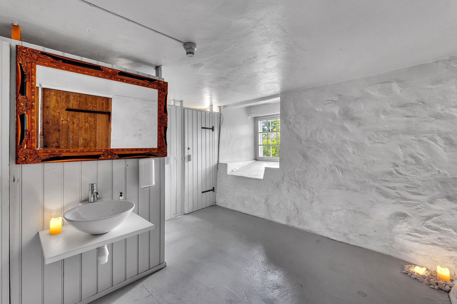 En av to publikumstoaletter i underetasje. Galleribilde