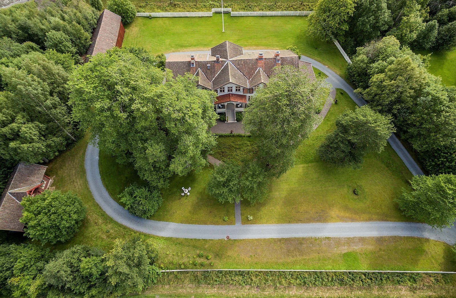 Et stort utnyttelsespotensiale både som bolig, kultur, representasjon eller næringsformål. Galleribilde