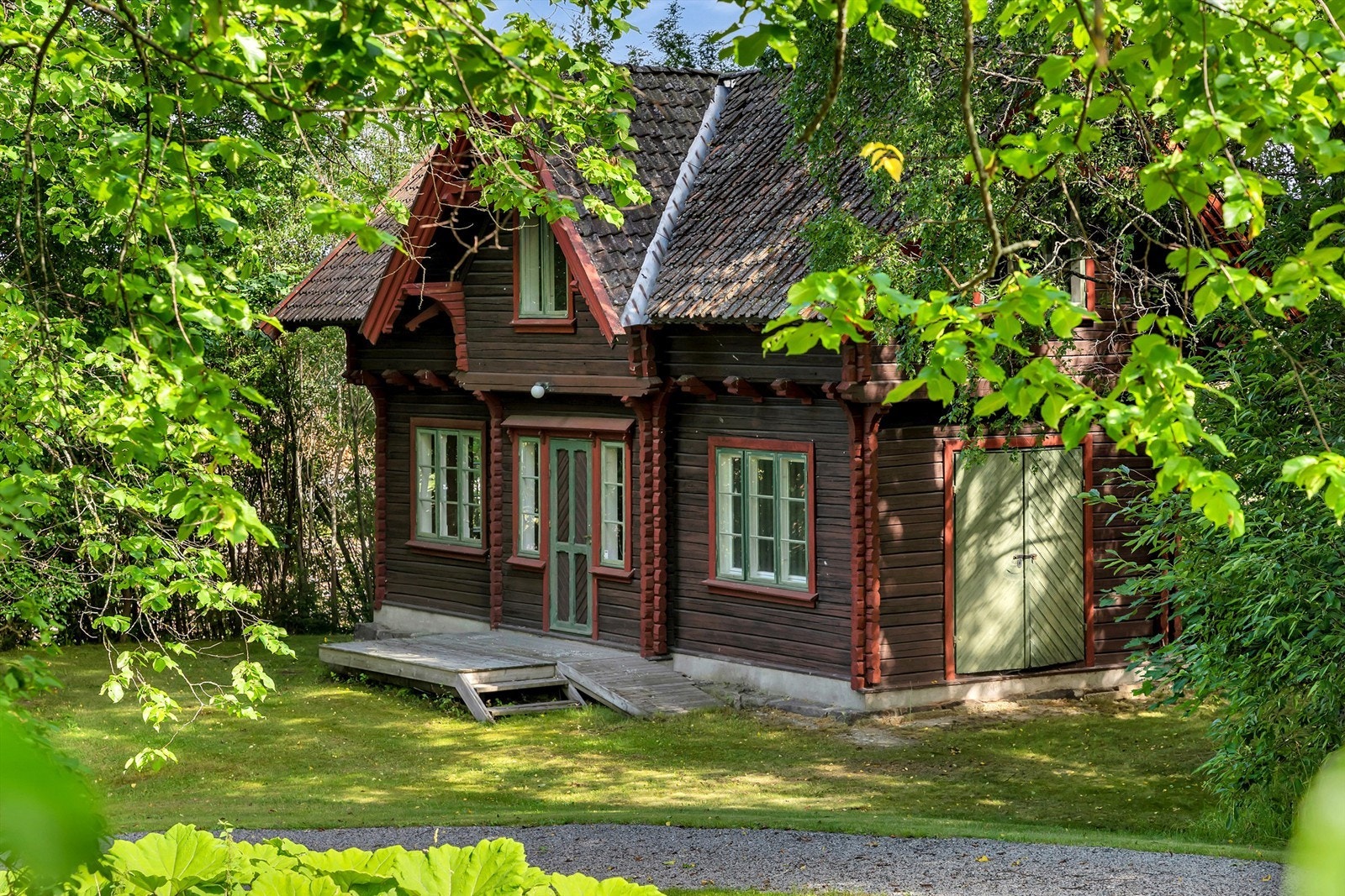 Godsekspedisjonbygningen fra Arneberg stasjon er flyttet og gjenoppført på denne eiendommen. Galleribilde