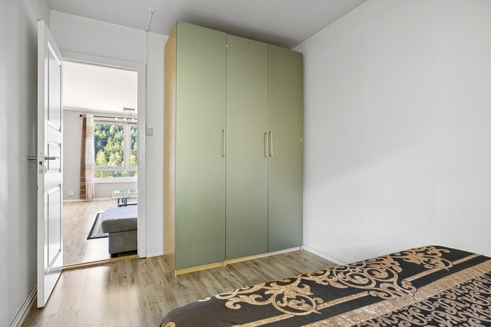 Gode oppbevaringsmuligheter i garderobeskap. Galleribilde
