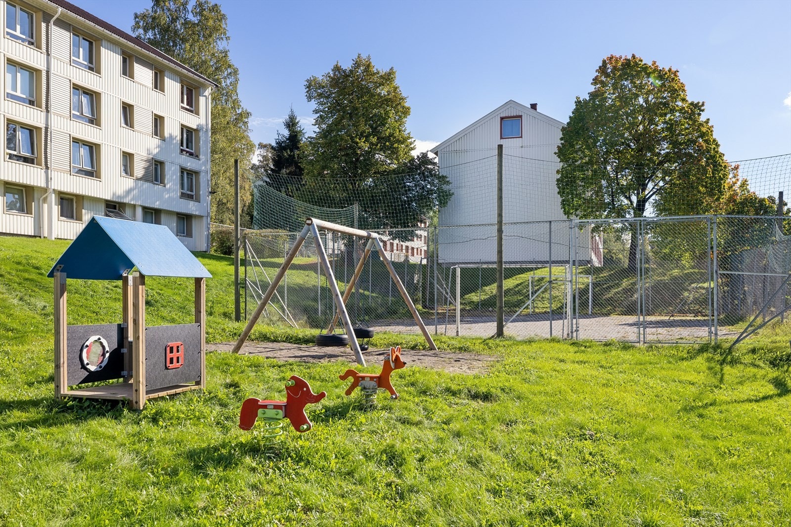 Fellesområdet er pent opparbeidet med beplantninger, lekestativer og trivelige uteplasser, Galleribilde