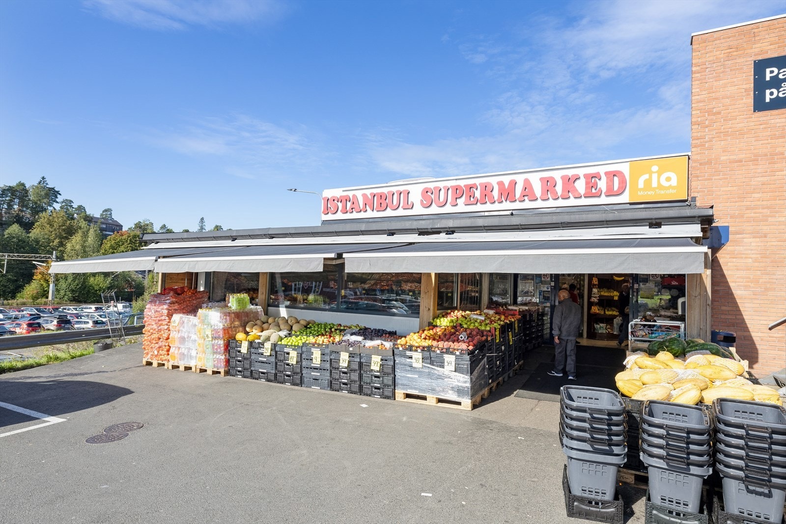 Umiddelbar nærhet til matbutikk (KIWI), apotek og søndagsåpent grønnsakshandler (Istanbul). Galleribilde