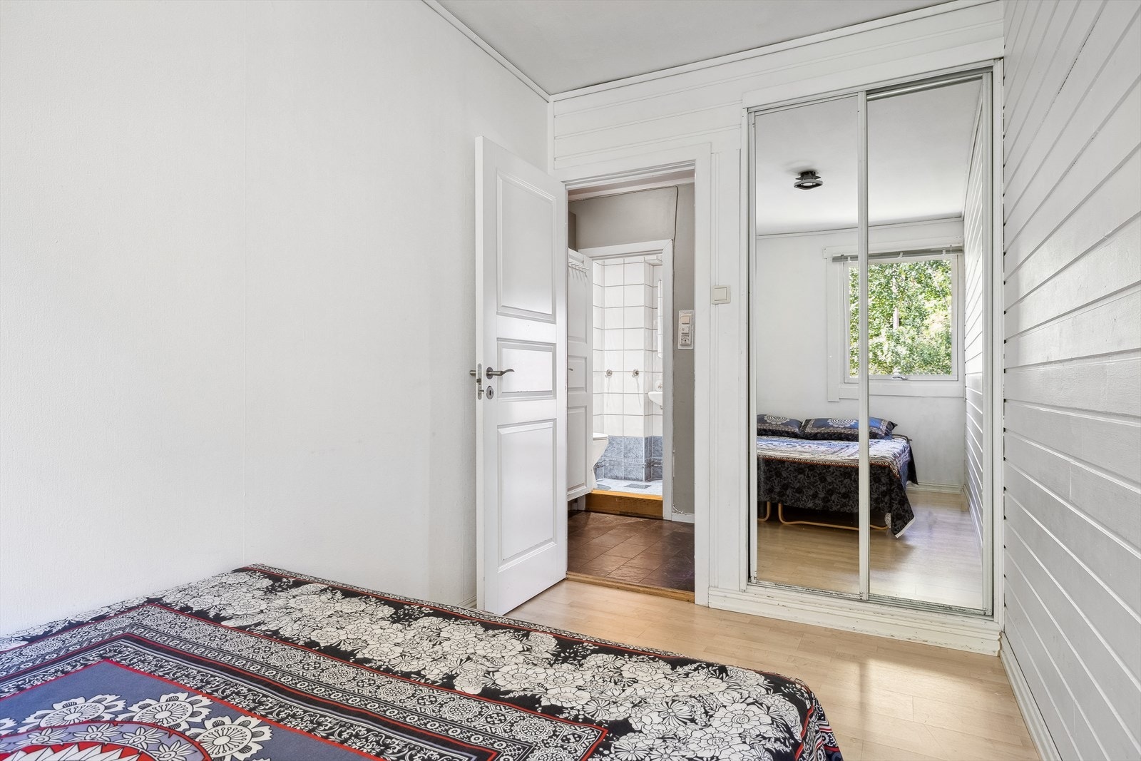 Rommet har skyvedørsgarderobe med speilfronter. Galleribilde
