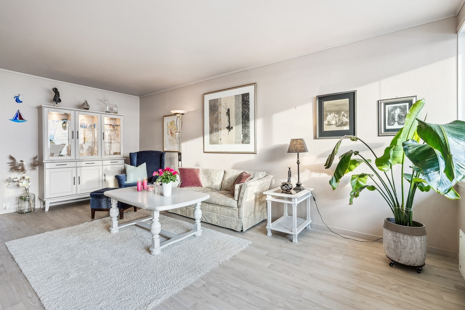 Stuen har godt med veggplass som gjør det lett å møblere. Galleribilde