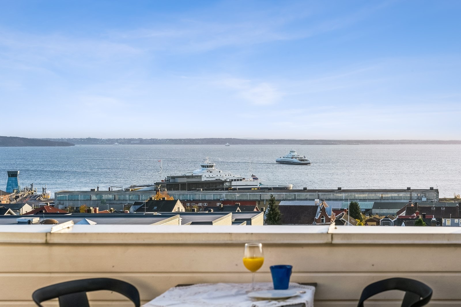 Fantastisk sjøutsikt fra stue, spisestuen og takterrassen, som bare må oppleves. Galleribilde