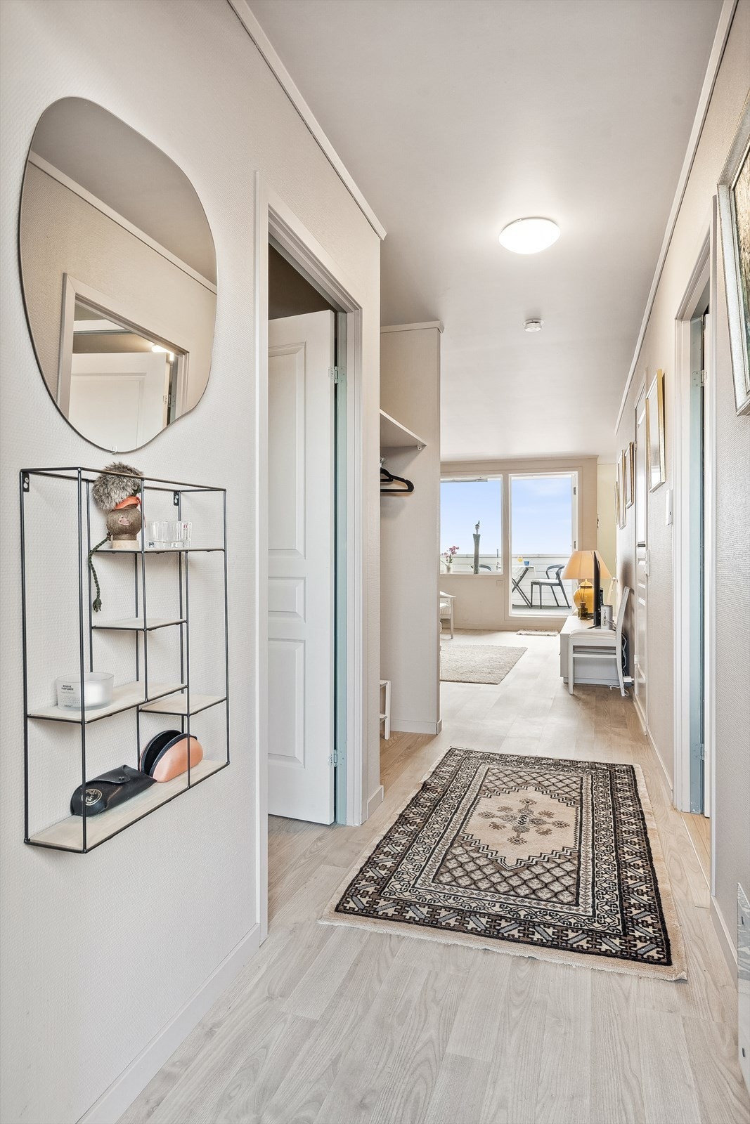 Gang med nytt laminatgulv og malte overflater i 2020. Galleribilde