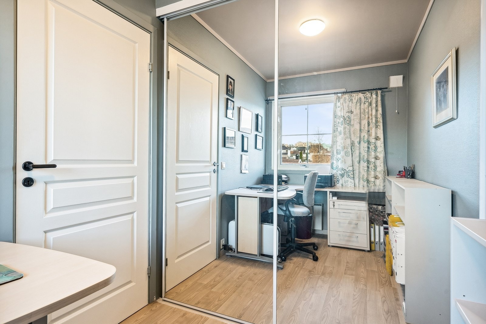 Soverom 2 med skyvedørsgarderobe. Galleribilde