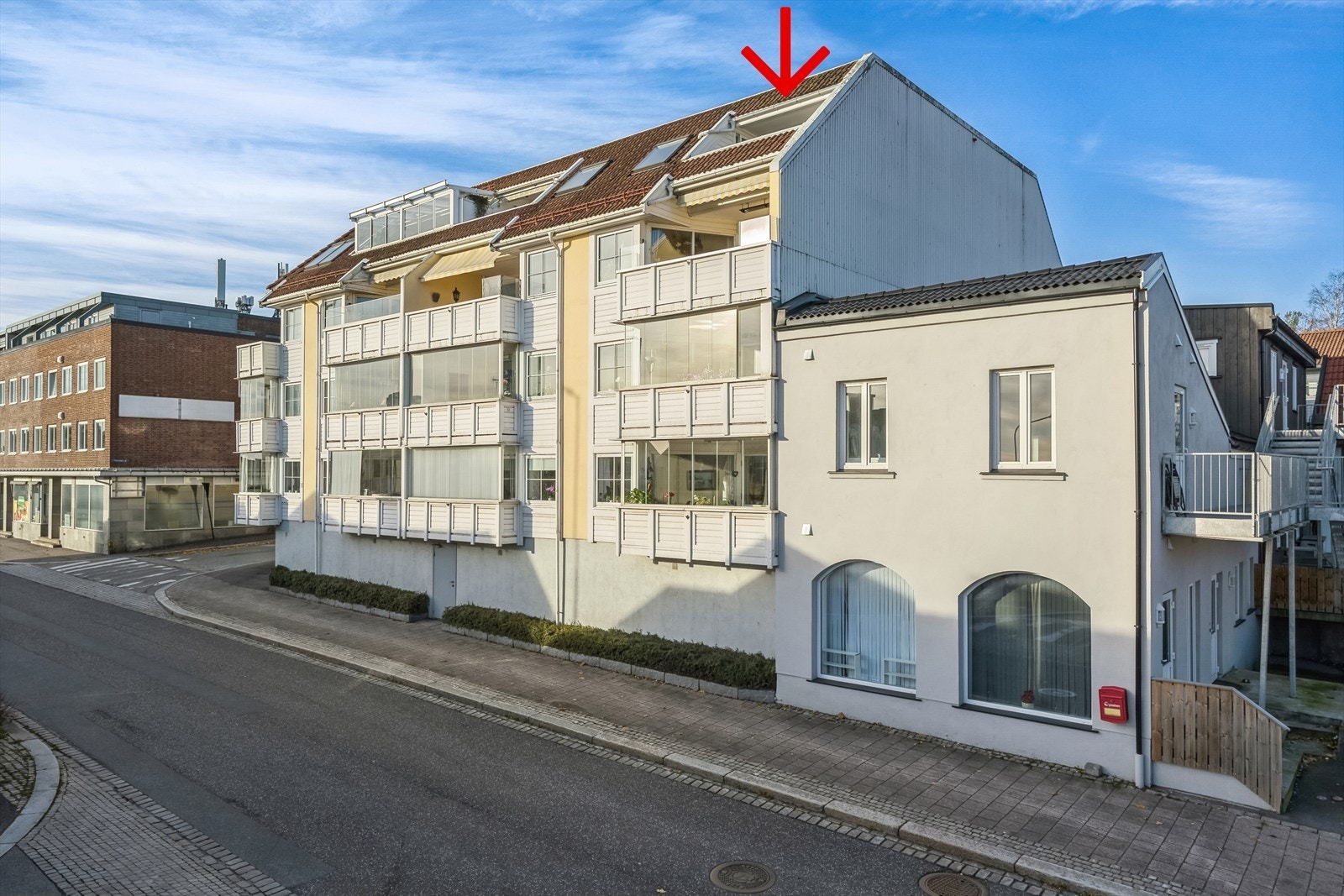 Fasade øst vendt mot sjøen og Storgata, og takterrassen som har utgang fra stuen. Galleribilde