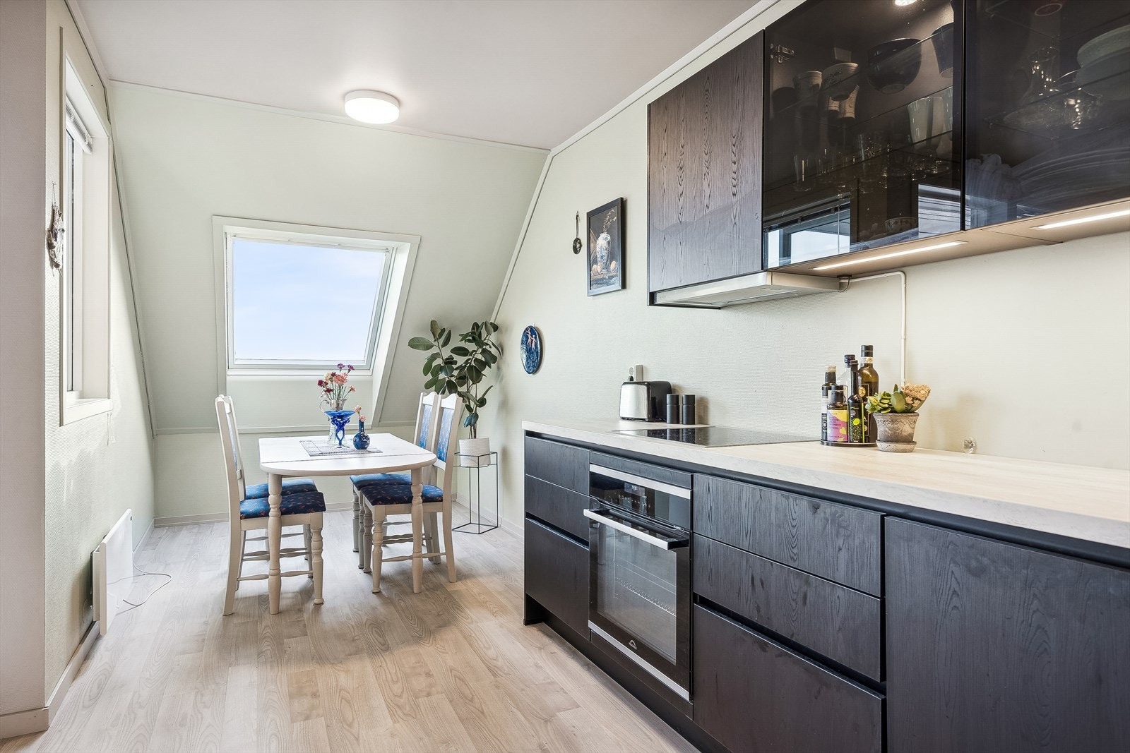 Kjøkken med hyggelig spisestue innenfor. Galleribilde