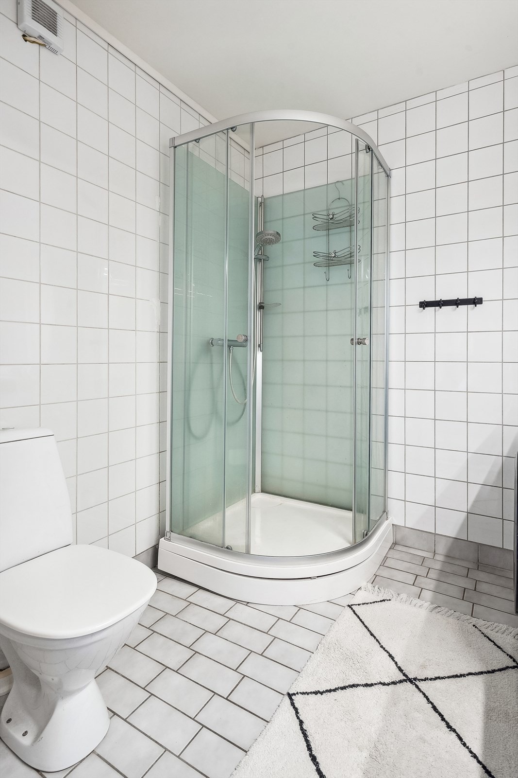 Flislagt bad med elektriske varmekabler i badegulvet. Ny termostat. Galleribilde