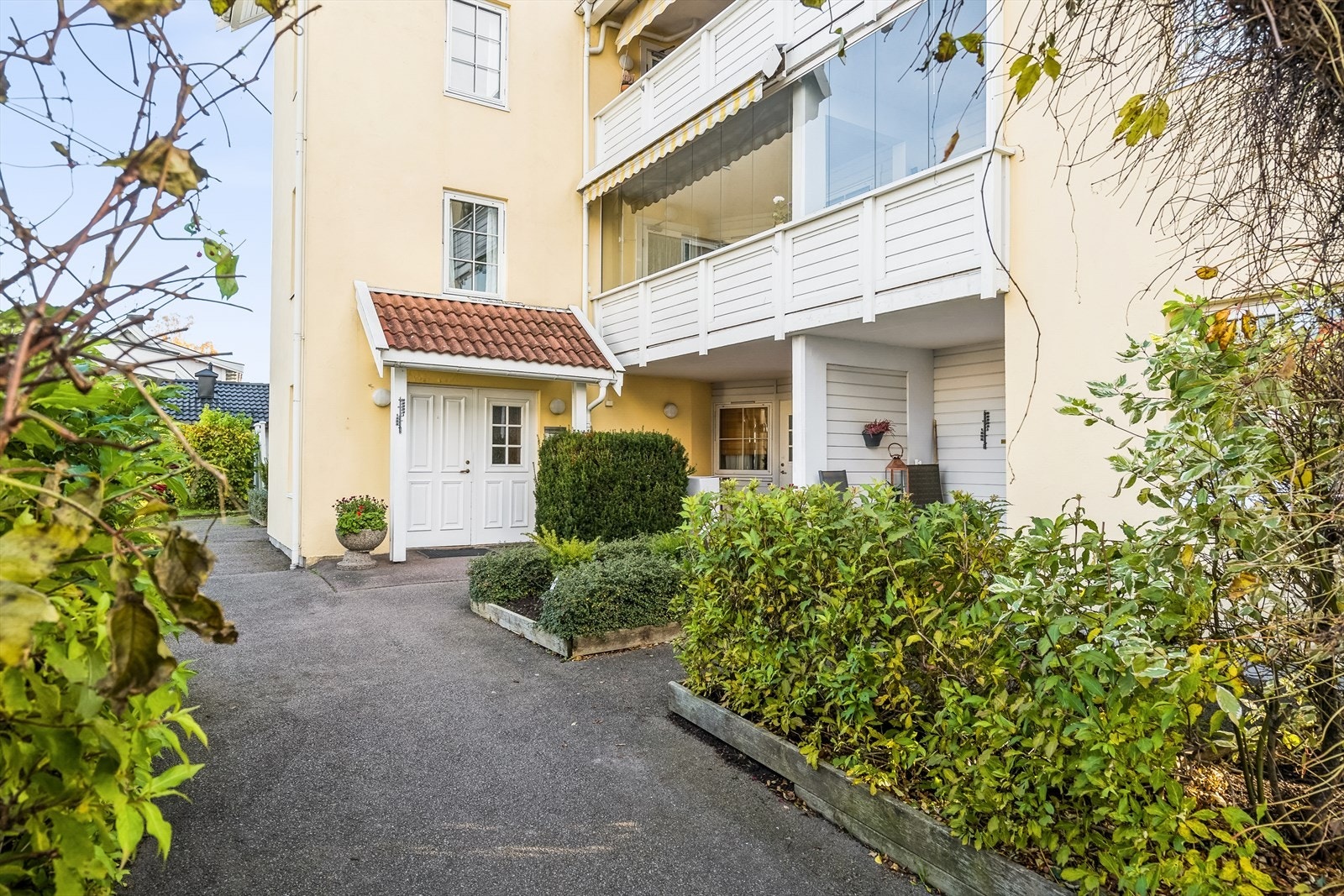 Felles inngangsparti med ringepanel med automatisk portåpner og heis rett innenfor døren. Galleribilde