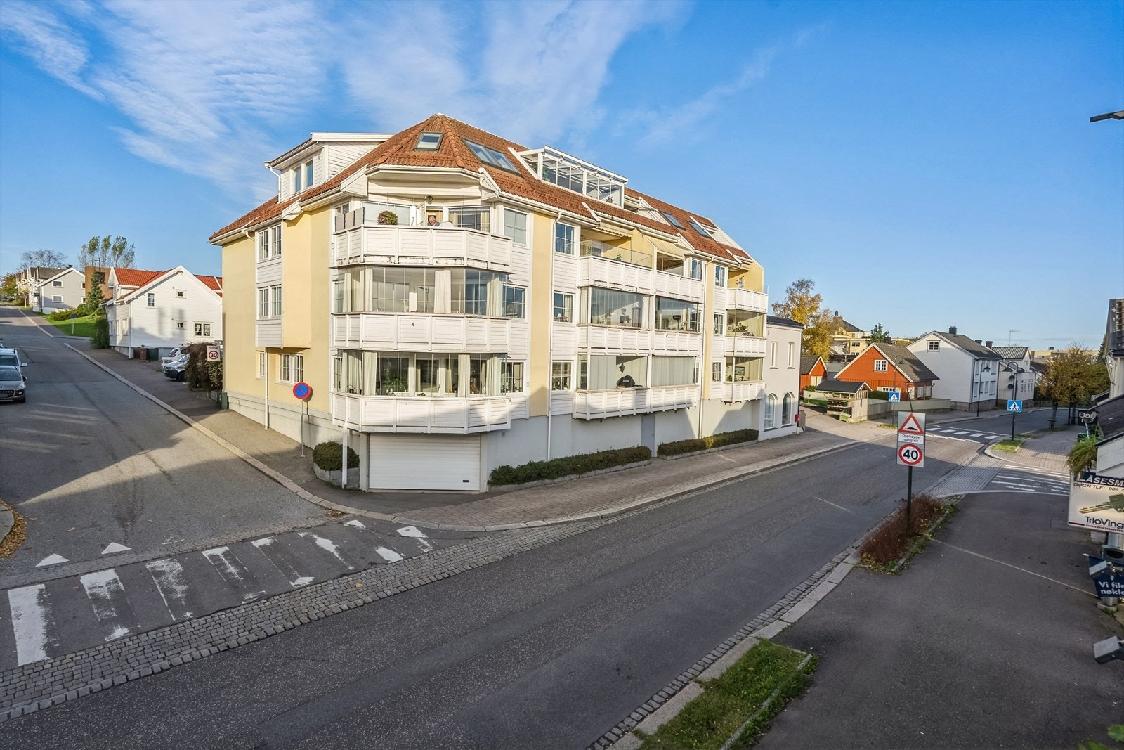 Fasade øst og syd med innkjøring til garasjeanlegget. Galleribilde