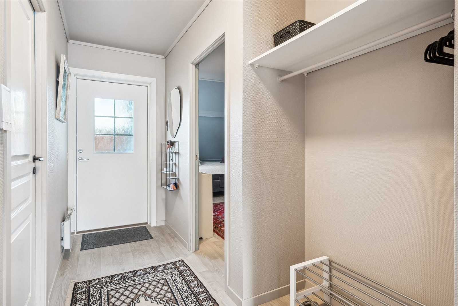 Entré/gang med åpen garderobeløsning. Galleribilde